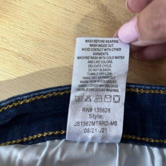 Diverso Women Bermuda Denim Shorts Size 14W Soft & Stretchy Distressed Blue NWT - Picture 13 of 14